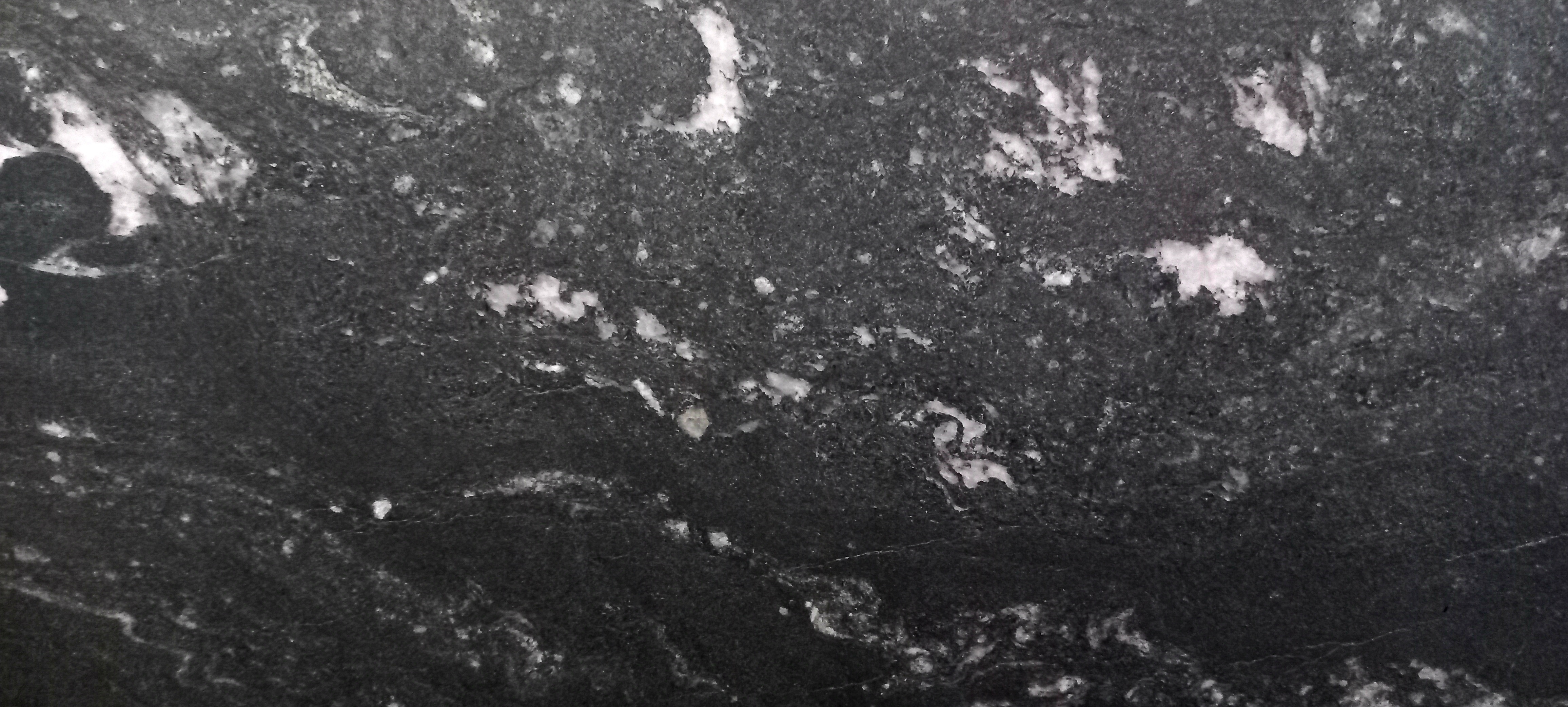 Tranche de QUARTZITE NEW BLACK COSMIC CUIR finition Cuir