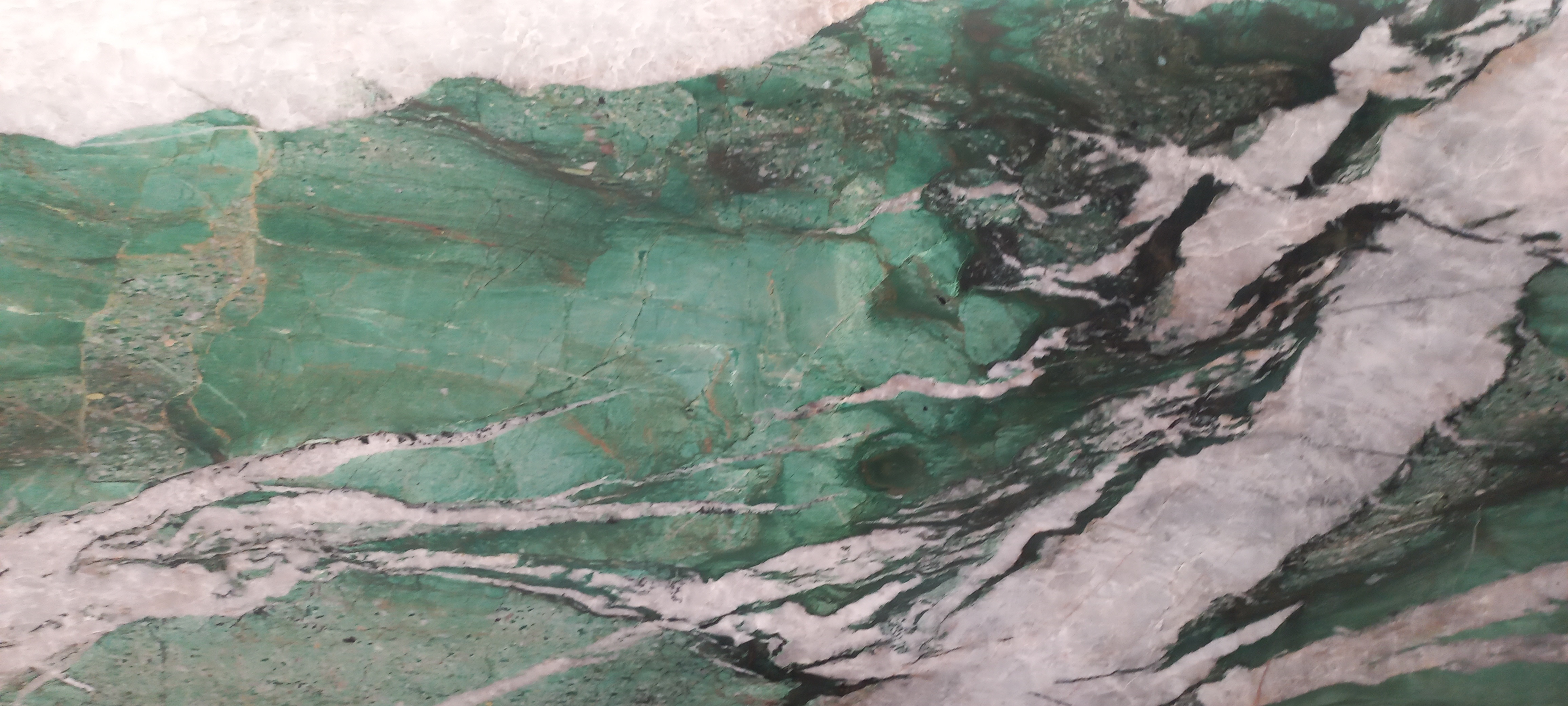 Tranche de QUARTZITE PATAGONIA GREEN POLI finition Poli