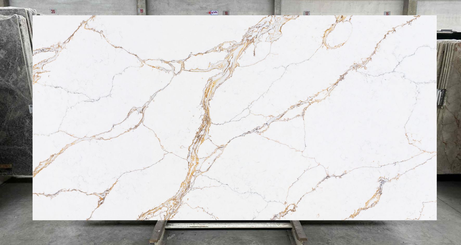 Tranche de PLURIQUARTZ QUARTZ CALACATTA DORATO POLI finition Poli
