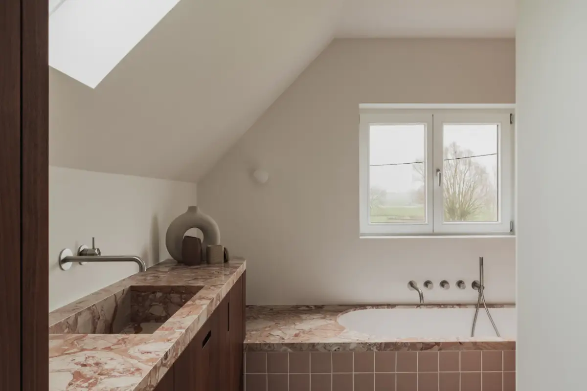 SUPERBE SALLE DE BAIN EN BRECCIA PERNICE